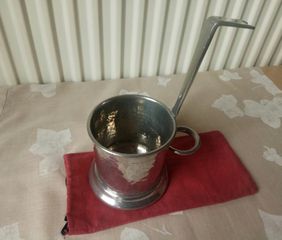 Κούπα κασσιτέρου 95% σφυρήλατη, code 1395 A.M&Co, ENGLISH PEWTER.
Ύψος κούπας 8,5 εκατοστά, Συνολικό ύψος 17,5 εκατοστά, διάμετρος στομίου 8 εκατοστά