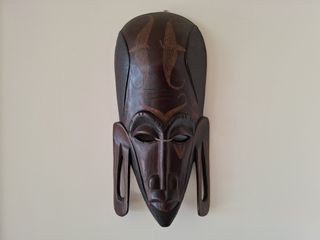 Μεγάλη αφρικάνικη χειροποίητη μάσκα Μασάι, από ξύλο έβενο. Αγοράστηκε το 1992 από Ναϊρόμπι Κένυας. Διαστάσεις 36,0x17,5 εκατοστά. Άθικτη