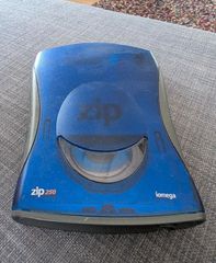 IOMEGA ZIP DRIVE 250 MB - USB - SCSI - MODEL Z250USBPCM