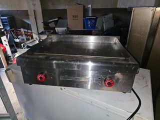 Πωλείται μεταχειρισμένη επαγγελματική ηλεκτρική πλάκα ψησίματος (2 τεμάχια διαθέσιμα)