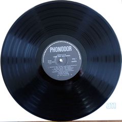 GENESIS - WIND AND WUTHERING-thumb-4