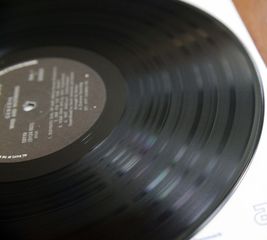 GENESIS - WIND AND WUTHERING-thumb-8