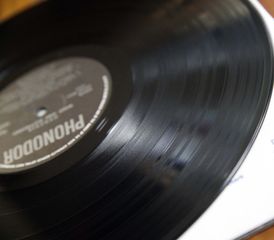 GENESIS - WIND AND WUTHERING-thumb-9
