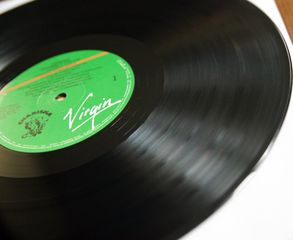 GENESIS - INVISIBLE TOUCH-thumb-8