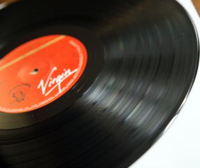 GENESIS - INVISIBLE TOUCH-thumb-9