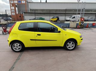 Fiat Punto 2002 1.2 8V DYNAMIC 2.499€-thumb-3