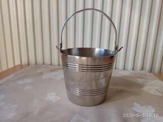 Παγοθήκη Wiskemann, silver plated 575.12( επάργυρη), εποχής Art Deco (1915-1935). Hotel De Flandre( Γάνδη, Βέλγιο).
Ύψος 11,5 εκατοστά (συνολικό 20 εκ), διάμετρος ανοίγματος 12 εκ. Βάρος 549 γρ.