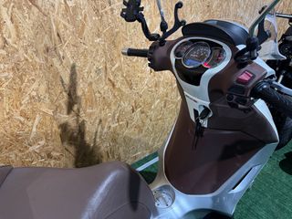 Piaggio Beverly 300i 2011-thumb-6