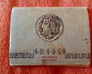 GREECE ΜΕΤΕΩΡΑ. 12 φωτογραφίες-φυσούνα- SOUVENIR, από το κατάστημα Ν. Σ. ΣΤΟΥΡΝΑΡΑΣ ΒΟΥΛΗΣ 22 ΤΗΛ 24-905(πενταψήφιο), δεκαετίας'40. Διάσταση 9,0x6,5 εκατοστά