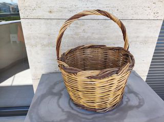 Πλεκτό χειροποίητο καλάθι από το χωριό Βωλάξ της Τήνου. Αγοράστηκε το 2008. Αχρησιμοποίητο. Συνολικό ύψος 41 εκ, διάμετρος ανοίγματος 33 εκ
