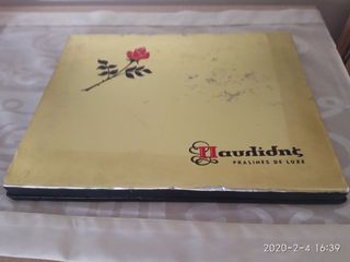 Κουτί vintage, Παυλίδης PRALINES DE LUXE, με ξύλινο πλαίσιο. Διαστάσεις 31,5x24x2,5 εκατοστά. Σε πολύ καλή κατάσταση.