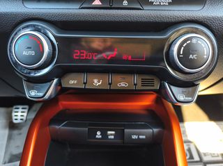 Kia Stonic 2018 1.0 T-GDI LAUNCH EDITION-thumb-24