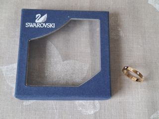 Δαχτυλίδι γυναικείο SWAROVSKI. Επιμετάλλωση, χρυσής απόχρωσης. Μέγεθος 55. Σε άριστη κατάσταση. Δεν έχει φορεθεί. Με το κουτί του