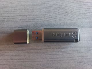 KINGSTON DATA TRAVELLER LOCKER+ G3 16Gb-thumb-1