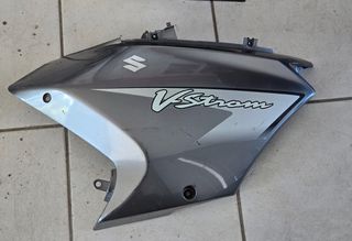 ΔΕΞΙ ΑΕΡΑΓΩΓΟ V-STROM 650 ΑΣΗΜΙ-ΓΚΡΙ ΜΕ ΑΥΤΟΚΟΛΗΤΑ