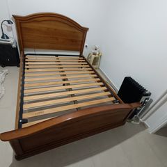 Κρεβάτι ξύλινο κλασσικό