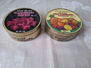 Μεταλλικά  κουτιά (2) Smith Kendon 
MIXED FRUIT FLAVOURED TABLETS καί
BLACKCURRANT FLAVOUR TABLETS
Διαστάσεις: Διάμετρος 10,0 εκ, ύψος 3,7 εκ