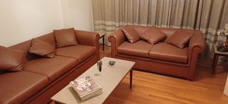 Σαλόνι πληρες 3θέσιος και2θέσιος καναπές δερμάτινος και 3 τραπεζάκια