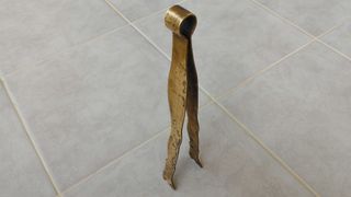 Μπρούτζινη μασιά ψησίματος, προπολεμική. Μήκος 28,50 εκατοστά και πλάτος 2 έως 3 εκατοστά