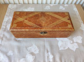 Μπιζουτιέρα-κοσμηματοθήκη μεγάλη, vintage, ξύλινη, επενδεδυμένη με δέρμα εξωτερικά και ύφασμα εσωτερικά. Διαστάσεις 27,5x11,0x8,5 εκατοστά