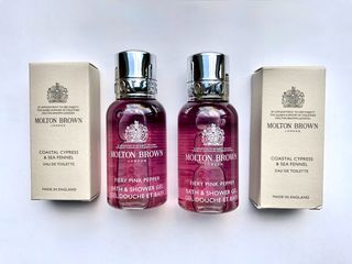 MOLTON BROWN Σετ 4 TRAVEL SIZE: 2 Fiery Pink Pepper Shower Gel 30 ml + 2 Coastal Cypress & Sea Fennel Eau de Toilette 1.5ml