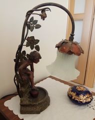 Φωτιστικό επιτραπέζιο εποχής Art nouveau, γλυπτό μπρούτζινο, του Γάλλου γλύπτη Auguste Moreau. Ύψος 37 εκατοστά. Σε εξαιρετική κατάσταση.