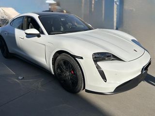 Porsche Taycan 2023-thumb-3