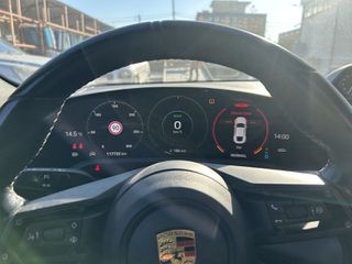 Porsche Taycan 2023-thumb-8