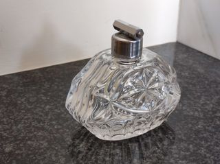 Perfume vintage-παλιό μπουκαλάκι αρώματος.  Διαστάσεις 11x8x10 εκατοστά (μήκοςxπλάτοςxύψος). Σε άριστη κατάσταση