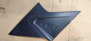 ΔΙΑΚΟΣΜΗΤΙΚΟ ΠΙΣΩ ΦΤΕΡΟ ΟΔΗΓΟΥ -HYUNDAI i10 (MONT-2019-2025)’ -(87841-K7000)--Σαν καινούργιo