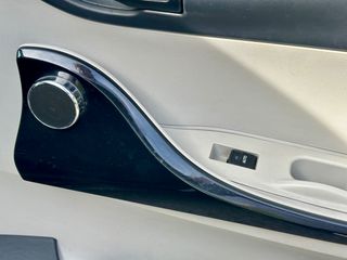 Toyota iQ 2011-thumb-10