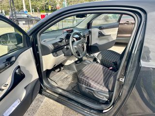Toyota iQ 2011-thumb-13