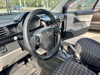 Toyota iQ 2011-thumb-16