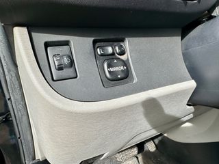 Toyota iQ 2011-thumb-17