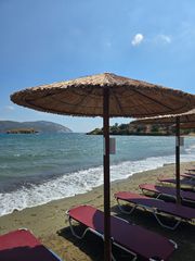 Ξαπλώστρες παραλιας και ομπρελες