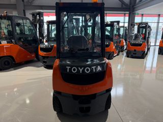 Toyota 2014 02-8FDF25-thumb-2