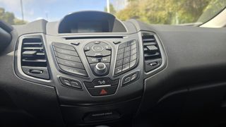Ford Fiesta 2015 1.0_ECOBOOST_SYNC_EDITION-thumb-17