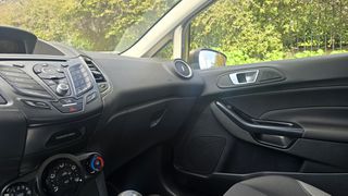 Ford Fiesta 2015 1.0_ECOBOOST_SYNC_EDITION-thumb-18