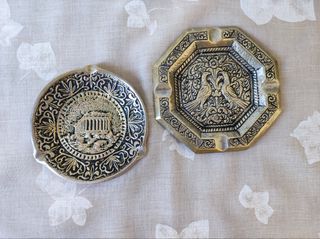 Σταχτοδοχεία μπρούτζινα (2) δεκαετίας'60. Διαστάσεις: Παγώνια 13x13, Παρθενώνας 11 εκατοστά διάμετρος. Και τα δύο μαζί, 25 ευρώ