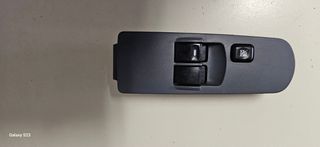 ΑΡΙΣΤΕΡΟΣ ΔΙΑΚΟΠΤΗΣ ΠΑΡΑΘΥΡΩΝ ΔΙΠΛΟΣ MITSUBISHI COLT 2005-2008 ΤΡΙΘΥΡΟ