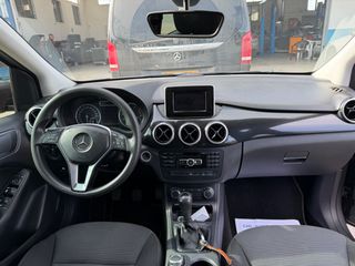 Mercedes-Benz B 180 2013-thumb-5