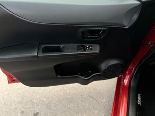 Toyota Yaris 2012 VVT-i-thumb-17