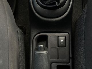 Toyota Yaris 2012 VVT-i-thumb-21