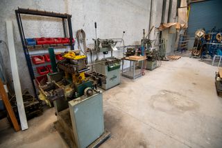 Ελασματουργικά 2001 Πλήρες εργαστήριο κουφωμάτων Αλουμινίου σε αρίστη κατάσταση-thumb-18