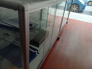 Γυάλινη προθήκη εμπορευμάτων
