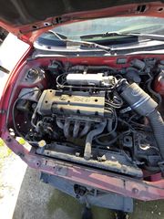 Διατίθεται για ανταλλακτικά Hyundai Coupe (1ης γενιάςFacelift / "Bugeye") σε κόκκινο χρώμα.
