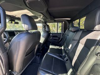 Jeep Gladiator 2023 OVERLAND-thumb-5