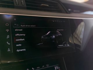 Audi Q8 e-tron 2022 50e Sportback-thumb-38