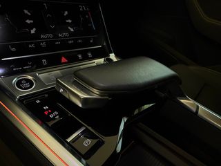 Audi Q8 e-tron 2022 50e Sportback-thumb-39