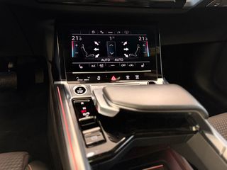 Audi Q8 e-tron 2022 50e Sportback-thumb-32